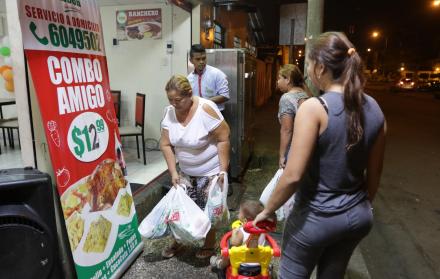 Guayaquil. Después de hacer sus compras, una numerosa familia se prepara para merendar.
