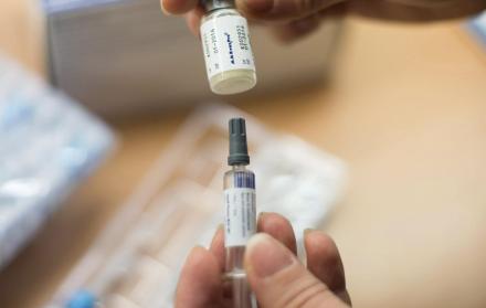 Una enfermera sostiene una vacuna para el sarampión, la rubeola y las paperas. Desde enero se han aplicado 42 mil vacunas, a nivel nacional, para prevenir la enfermedad viral. 