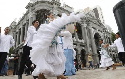 Actividades. El grupo de danza oficial de la Empresa Pública Municipal de Turismo amenizó la presentación del programa preparado para octubre.