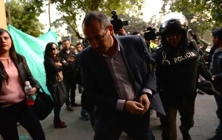 Detención. Javier Lemos, uno de ocho procesados en el caso de peculado, llegó ayer a la Unidad de Flagrancia.