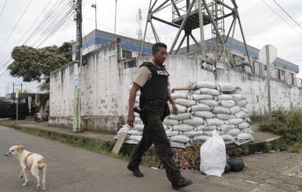 En el Comando de Policía de San Lorenzo, destruido el pasado 27 de enero por un coche bomba, se reforzó la seguridad con la colocación de sacos de arena, un vehículo blindado y vallas metálicas. El Comando está ubicado a la salida del cantón San Lorenzo, 