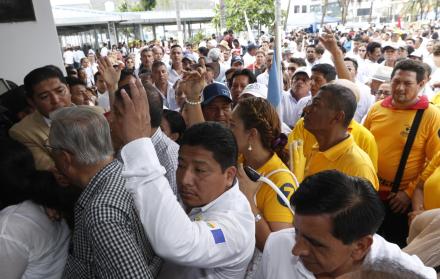 Proceso. Simpatizantes de CREO, Adelante Ecuatoriano Adelante y Fuerza EC intentan entrar al auditorio de la Delegación Electoral del Guayas en el penúltimo día para presentar candidatos.