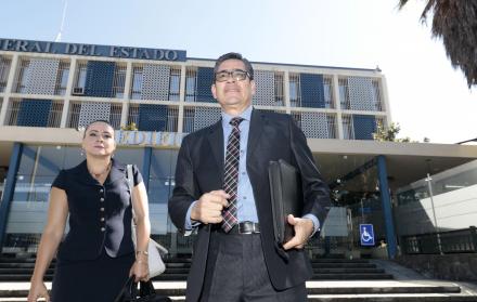 Informe. Los abogados Marcelo Dueñas y Karolina Aguas fueron a la Fiscalía a conocer el estado de los casos.