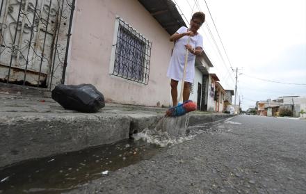 Durán. Una moradora de la ciudadela Maldonado, en el norte de la ciudad, escurre las aguas servidas que se eliminan de las viviendas del sector, que carece de red de alcantarillado sanitario. 