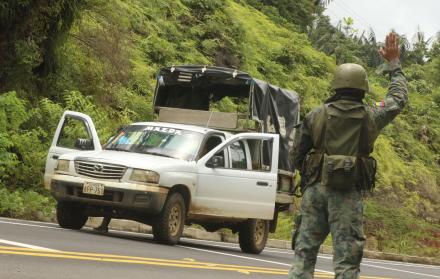 A pesar del reforzamiento de la presencia militar con patrullajes, retenes y controles, la normalidad sigue sin regresar a Mataje. 