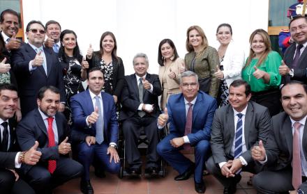 El triunfo en la consulta popular, del pasado 4 de febrero, se festejó en el Palacio de Carondelet. El gabinete en pleno estuvo en la ceremonia de cambio de guardia. En la foto, todavía aparecen Carlos de la Torre y Elsy Parodi (arriba a la derecha), quie