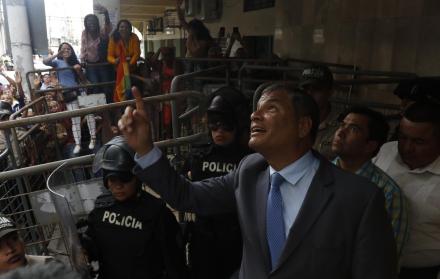 Salida. Al dejar la Fiscalía, Correa partió con cuidado, fijándose en los edificios para evitar que le cayeran objetos. 