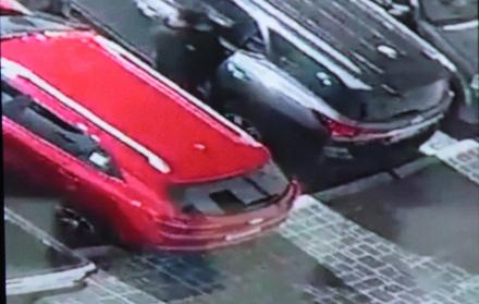 Hecho. Instante en que el hombre rompió la ventana trasera del auto.