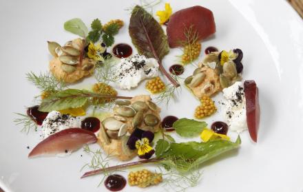 Una obra de arte gastronómica es lo que preparó el chef Ordóñez. En ella empleó desde flores hasta semillas y brotes.