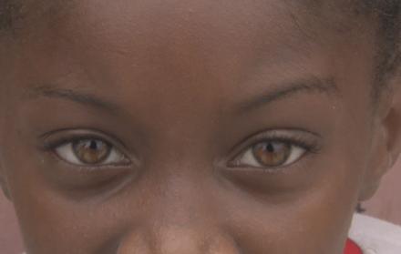 Barrios de paz: En este viaje, los protagonistas de los barrios conflictivos se ponen la camiseta de la paz para jugar en un mismo equipo contra la violencia descarnada. 