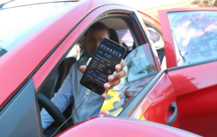 Taxímetro. La aplicación de celular que usan los taxis privados tiene un costo de arranque igual al de los taxímetros homologados por la ANT.