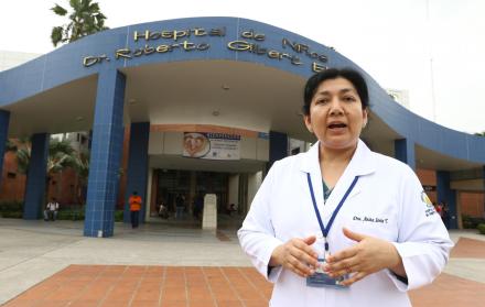Actualmente labora como coordinadora de la Unidad de Quemados del Hospital de Niños Roberto Gilbert. Tiene el título de doctora en Medicina y Cirugía de la Universidad de Guayaquil (1993) y el de médico pediatra de la Universidad Católica de Santiago de G