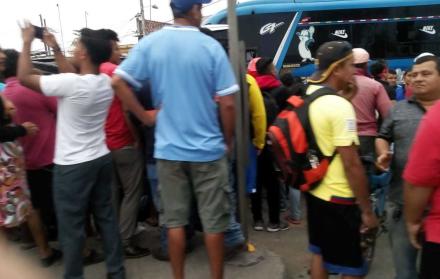 Moradores rodearon al bus de la cooperativa Señor de los Milagros, involucrado en el accidente. 