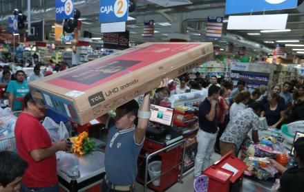 Guayaquil. Los supermercados de la ciudad abrieron desde temprano y lucieron llenos de clientes todo el día, allí compraron de todo.