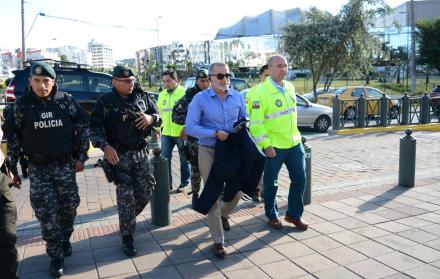 Fernando Alvarado, exsecretario de Comunicación, custodiado en su ingreso a la Fiscalía, en agosto pasado.