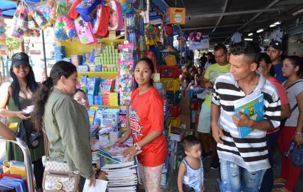 Compras. Los pasillos del mercado de las Cuatro Manzanas llenos de padres buscando útiles económicos.
