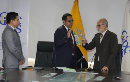 Posesión. Julio César Trujillo, presidente del consejo transitorio, posesiona al fiscal (e) Paúl Pérez.