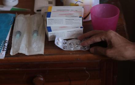Tratamiento. Un paciente VIH positivo muestra los medicamentos que le suministra el sector público. 