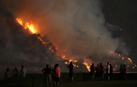 Incendio forestal amenaza miles de viviendas en sur de California