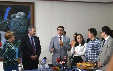 Los seis sobres que entregaron las autoridades ecuatorianas con “información clasificada” fueron abiertos ayer por primera vez en dos meses. Pese a los cuestionamientos iniciales, tanto los familiares como los integrantes de la CIDH, analizarán toda la in