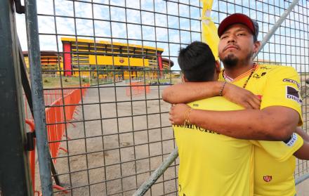 Dolor. Varios hinchas amarillos esperaron en el Monumental la llegada de los cuerpos de los 12 fallecidos en el accidente.