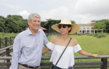 Recuerdo. El Parque Histórico es el lugar favorito del cónsul Eduardo Bernales y su esposa. Los cautivó por su verdor.