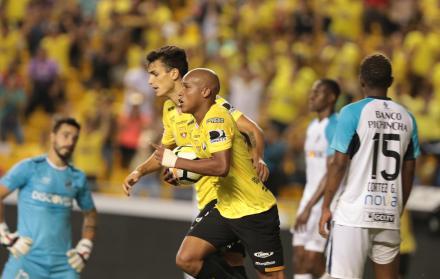 Importantes. Juan Ignacio Dinenno (atrás), se une al festejo de Ely Esterilla (con balón) al marcar el 2-2 transitorio en el duelo del viernes pasado en el estadio Banco Pichincha.