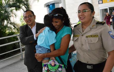 El niño fue recibido el pasado 16 de febrero por su madre y autoridades en el aeropuerto José Joaquín de Olmedo