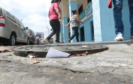 Tapas a medio levantar son comunes de encontrar en el centro de Guayaquil. Se trata de la señal de que allí hubo un atraco de cables.