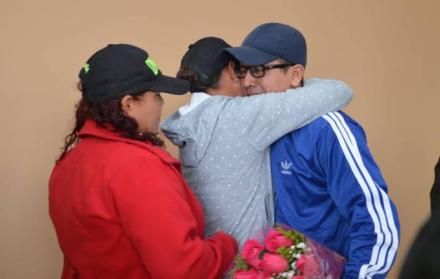 El jefe de la Dinased de la Subzona Pichincha, mayor Carlos Albán, reunió al ciudadano con su madre y hermana, que, con lágrimas en los ojos, lo abrazaron y expresaron su felicidad por el inédito reencuentro.