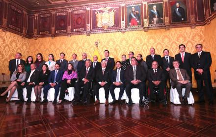 Richard Martínez saluda con la vicepresidenta María Alejandra Vicuña. 