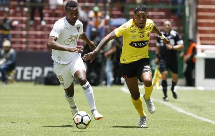 Jugadores de Barcelona y Liga de Quito.