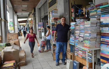 Librería. El local de Manuel Fabara resalta en medio de una vereda en las calles 6 de Marzo y Colón.