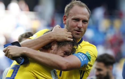 Andreas Granqvist (R) and Gustav Svensson celebran la victoria de Suecia.