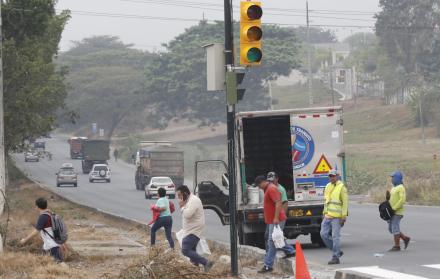 En la foto, algunos de los trabajos que realizan desde el lunes en la tarde los empleados de la Comisión de Tránsito del Ecuador, a la altura del kilómetro 13,5 de la vía a la costa. 