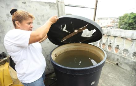 Queja. Tal como muestra la imagen, el agua que llegó a los hogares el jueves pasado fue bastante turbia.