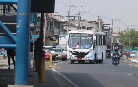 El sector. Una de las unidades de la línea 27 recorre la vía Perimetral, sector Isla Trinitaria. Es el lugar con mayor incidencias de robos para estos buses.