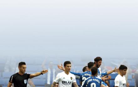 Contraste. Los jugadores del Espanyol celebran un gol ante el Valencia luego de que el árbitro acudió al VAR.