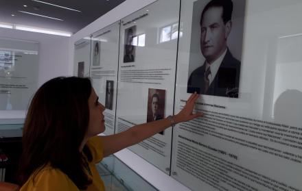La coordinadora del Centro Manuel Antonio Muñoz Borrero, Sol Paz, señala una fotografía del cónsul general de Ecuador en Estocolmo durante la primera mitad del siglo XX, Manuel Antonio Muñoz Borrero, este lunes, 22 de enero de 2018.