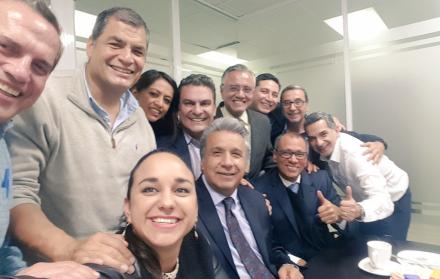 Una selfie tomada a las pocas semanas de que el presidente Moreno asuma el poder mostraba la unidad y la confianza de un grupo que hoy, por contradicción, sufre la división y la desconfianza entre sí.