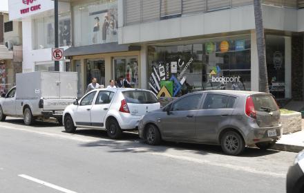 A lo largo de la Víctor Emilio Estrada (foto izq.) o de calles de Kennedy, Garzota, Sauces o Alborada, es común ver carros estacionados incluso donde hay señalética que lo prohíbe.