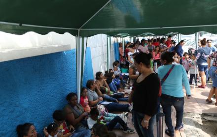 La atención comenzaba a las 09:00, pero muchas personas llegaron en la madrugada (cerca de las 04:00) para conseguir turnos. El hospital colocó carpas para ellos.