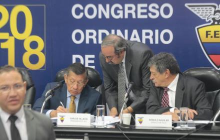 Cónclave. Carlos Villacís (i), presidente de la FEF, dialoga con Galo Sánchez y Rómulo Aguilar, directivos.
