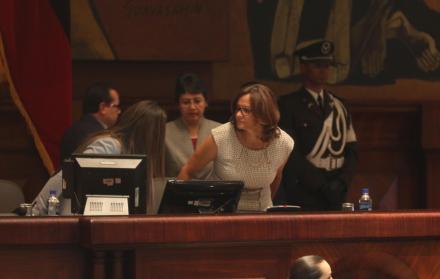 Presidenta. Elizabeth Cabezas en el instante en que toma posesión del sillón de la presidencia. El vicepresidente Carlos Bergmann la posesionó.