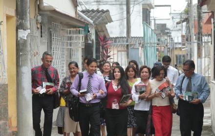 Predicación. Un grupo de testigos de Jehová salen a invitar a los vecinos a recordar la muerte de Jesús.