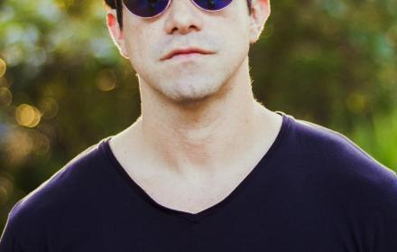 Carlos Lotufo, guayaquileño de 36 años, con un masterado en Educación Superior que en sus tiempos libres escribe y edita memes como hobby.