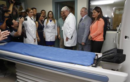 Recorrido. Autoridades de Salud y de la Universidad ‘Estatal’ estuvieron en el área de imagen del hospital.