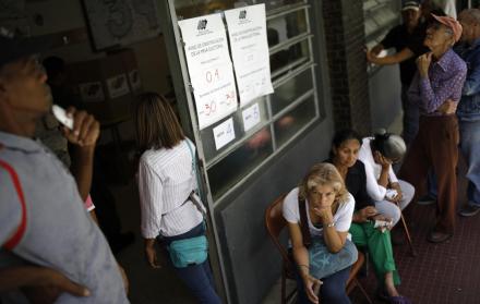 Ambiente. Venezolanos esperan para depositar su voto en Caracas, en unas elecciones marcadas por las irregularidades y los colegios semivacíos.
