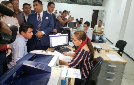 Llerena presentando la acción de protección.