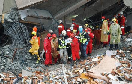 Socorristas en Taiwán removían el miércoles los escombros de edificios derrumbados en busca de unas 67 personas desaparecidas